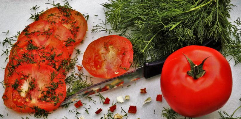 Dlaczego warto jeść pomidory? Przyjrzyj się dokładnie zaletom tego warzywa