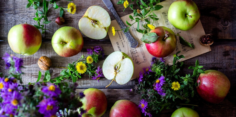 Przyszedł czas na jesienne desery. Jak zrobić jabłkową tartę ze słonym karmelem?