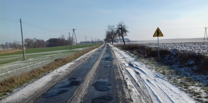 Droga Murzynno - Żyrosławice - Opoczki - Przybranowo, zwłaszcza w okresie zimowym, bywa niebezpieczna. Fot. Archiwum