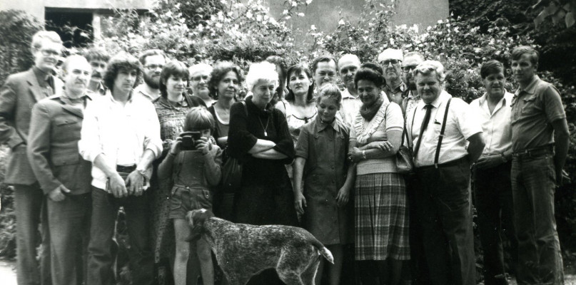 Spotkanie działaczy opozycji politycznej z Haliną Mikołajską w Głuchej Puszczy koło Orchowa, 1985 r. (drugi z prawej Stanisław Fijałkowski)