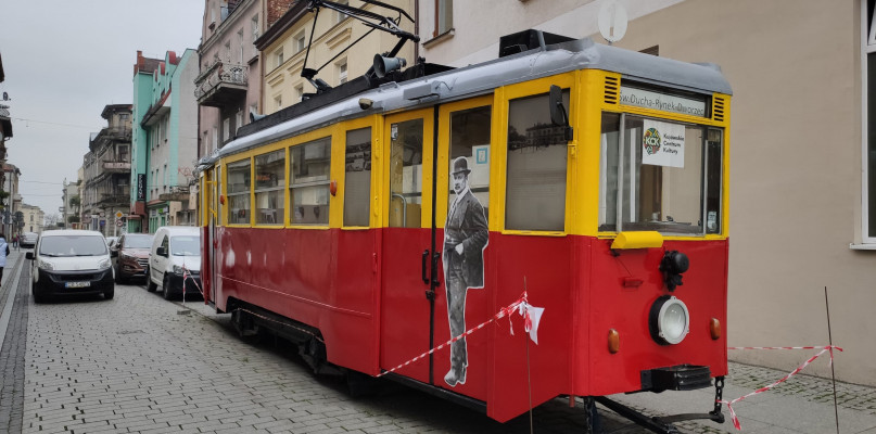 Tramwaj stojący ul. Św. Ducha w ostatnim czasie podupadł na wyglądzie. Z przyjemnością odnotowujemy fakt, że pojazd został odświeżony i odmalowany.