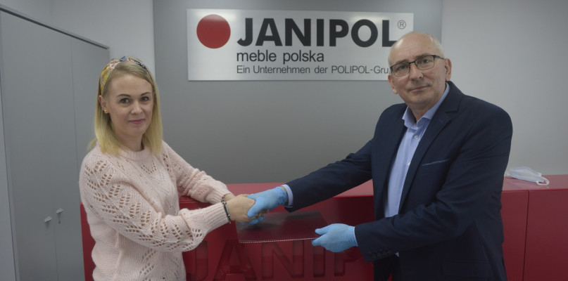 fot. Moment przekazania listu intencyjnego między przedstawicielem firmy Janipol oraz dyrektorem Szkoły Rzemiosła w Inowrocławiu