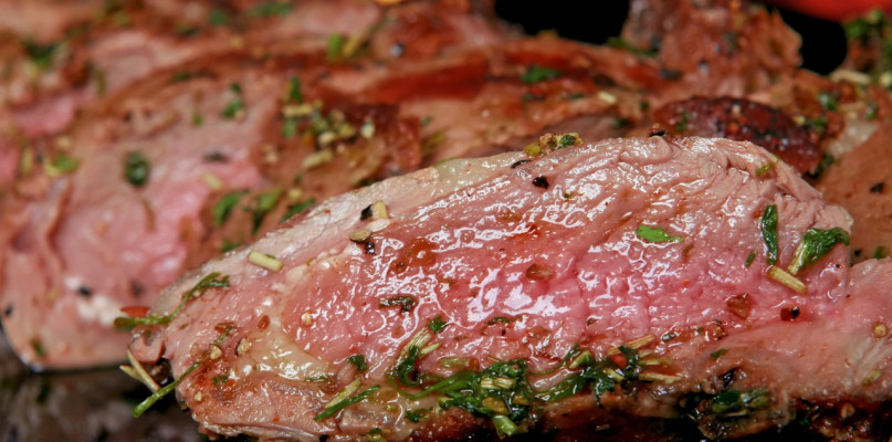 Jak i w czym piec mięso by było pyszne i soczyste?