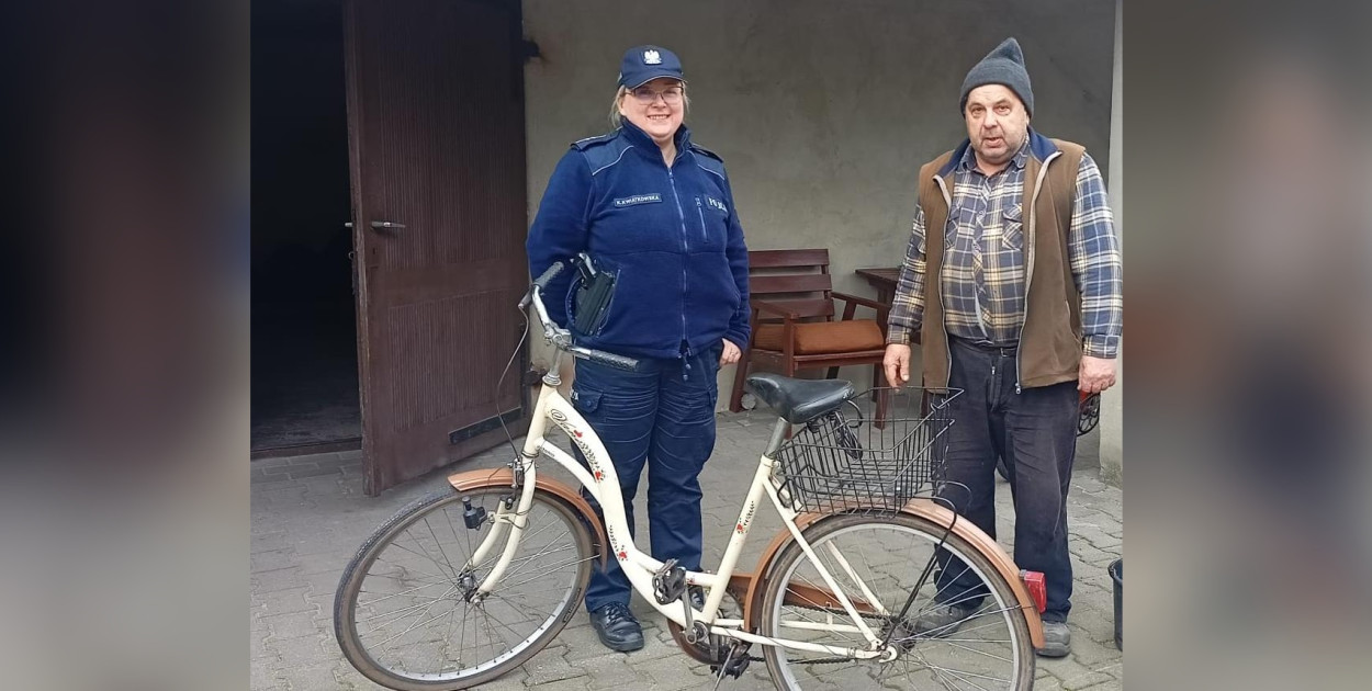 Na zdjęciu: dzielnicowa Ksenia Kwiatkowska i właściciel roweru