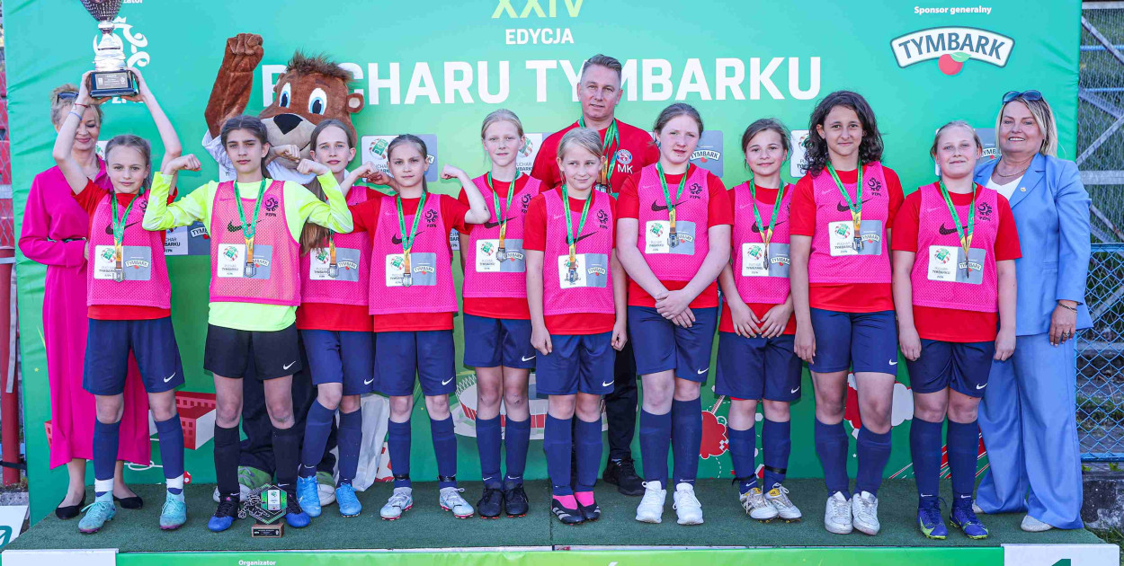 Na zdjęciu: UKS Szóstka U-12 z trenerem Marcinem Kozłowskim. Fot. nadesłana