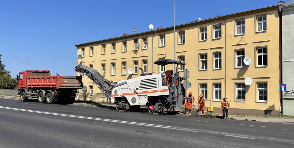 Na ul. Dworcowej pojawili się już drogowcy z ciężkim sprzętem.