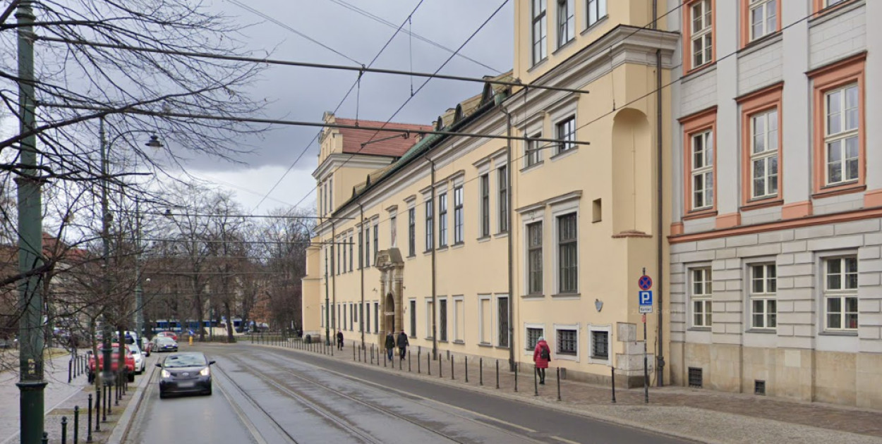 Mężczyzna podpalił się przed kurią. Chwilę wcześniej zostawił zagadkowy napis