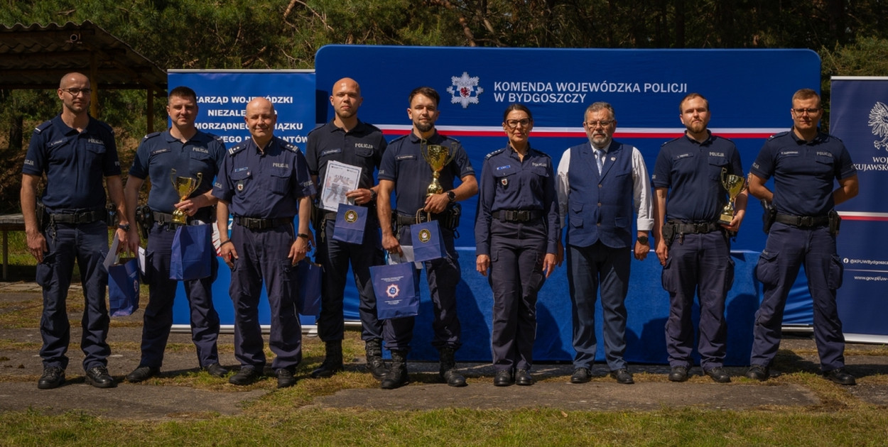 Na zdjęciu: Policjanci z Inowrocławia - pierwsi dwaj z lewej strony. Fot. KWP Bydgoszcz