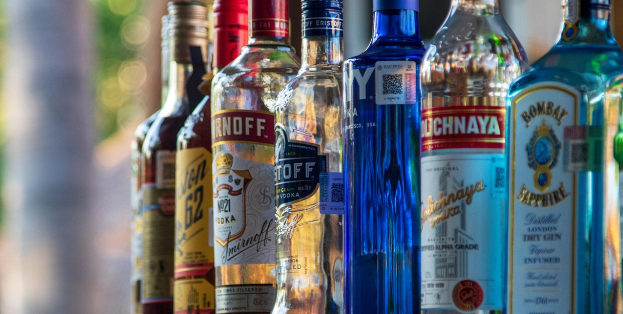 Piwo i wódka znikną ze stacji paliw? Rząd wraca do kontrowersyjnej propozycji