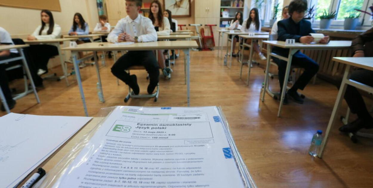 CKE: ósmoklasiści zdobyli na egzaminie średnio 64 proc. punktów z j. polskiego i 50 proc. z matematyki