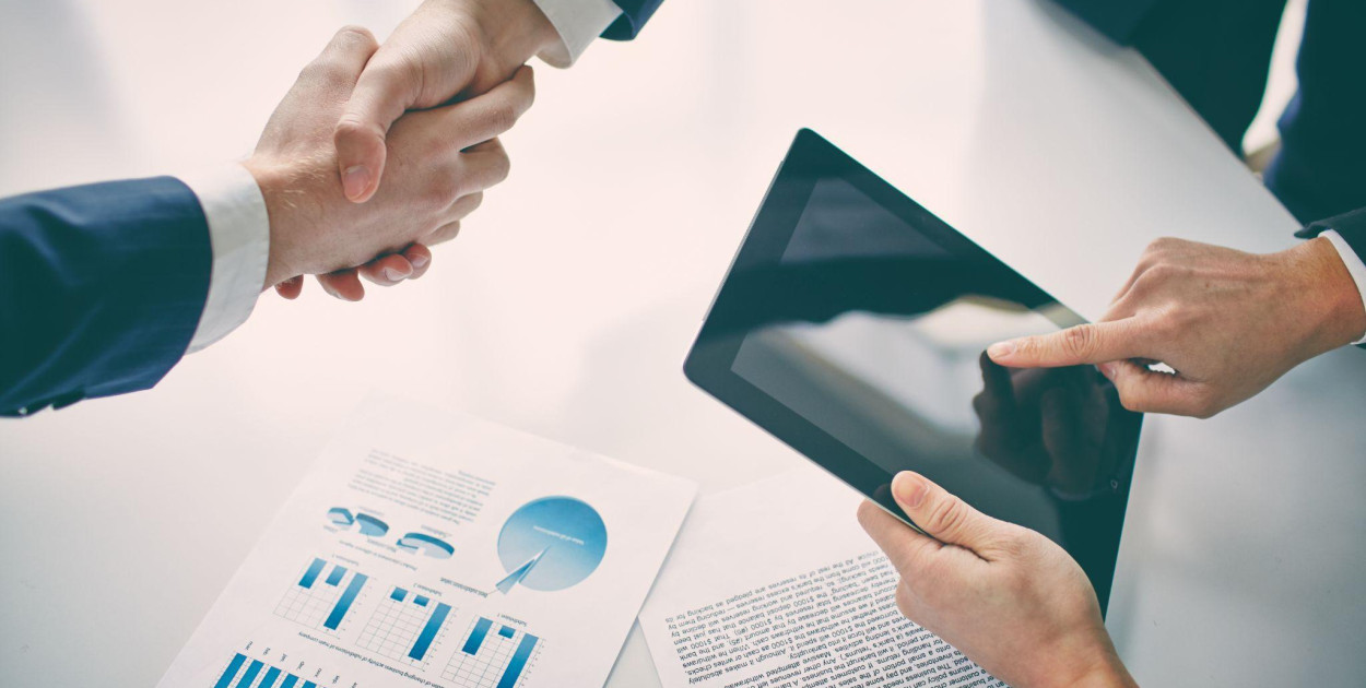 https://www.freepik.com/free-photo/businessman-with-tablet-after-closing-deal_865922.htm#fromView=search&page=1&position=27&uuid=0315155a-d43b-4c9f-9a27-facb0630a538&query=sales+b2b