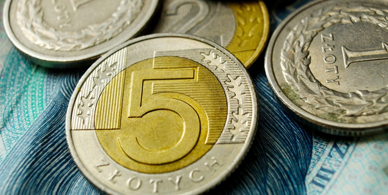 Setki tysięcy Polaków otrzymały nowe świadczenie. Co z resztą?