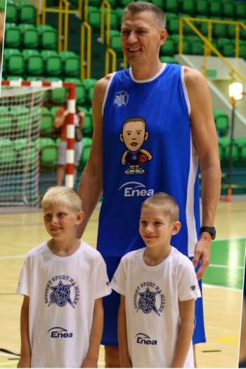 W Inowrocławiu gwiazdy sportu trenują z dzieciakami-3181