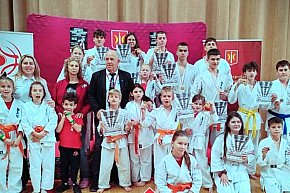Karatecy z medalami-4297