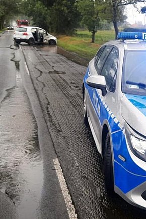 Uderzył w drzewo, pasażerka trafiła do szpitala-5483