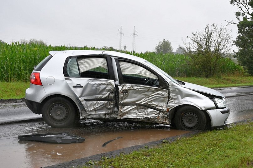 Uderzył w drzewo, pasażerka trafiła do szpitala