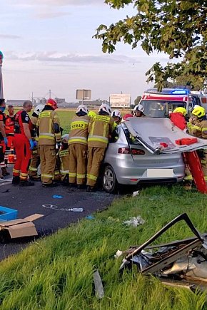 19-latka uderzyła seatem w drzewo-5537