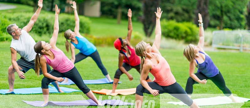 Joga na trawie
