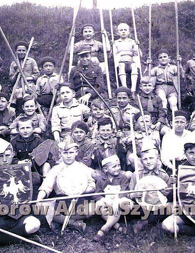 Przedwojenni mątewscy harcerze ze swym komendantem-9427