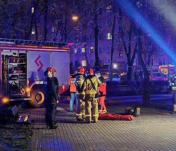 Tragedia na Rąbinie. Kobieta wypadła z okna wieżowca-46778