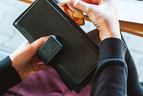 Emeryci coraz częściej rezygnują z gotówki. Wiemy, dlaczego-48541