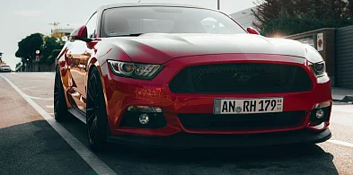 Pomylił Strzelno z Route 66. Mustang poniósł – kierowca stracił lejce-48792