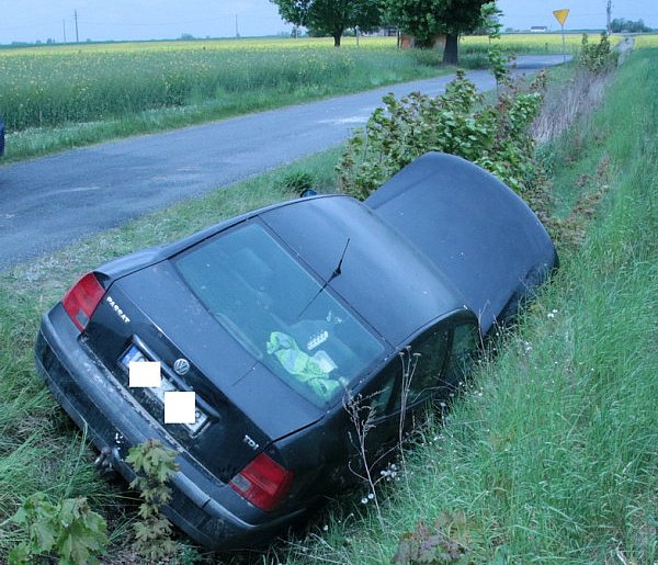 Pijany 68-latek wjechał do rowu. Miał prawie 3,3 promila-48887