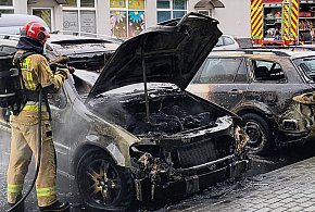 Pożar na parkingu. Jeden samochód spłonął, drugi poważnie uszkodzony-49043