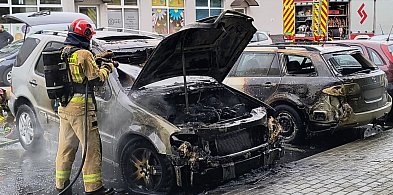 Pożar na parkingu. Jeden samochód spłonął, drugi poważnie uszkodzony-49043