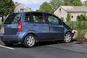 Wypadek na DK 25: Fiat uderzył w drzewo – jedna osoba w szpitalu-49110