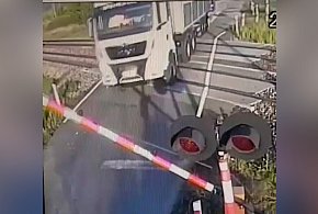 Na czerwonym wjechał ciężarówką na przejazd kolejowy-49262