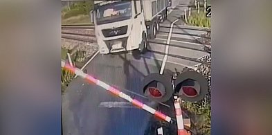 Na czerwonym wjechał ciężarówką na przejazd kolejowy-49262