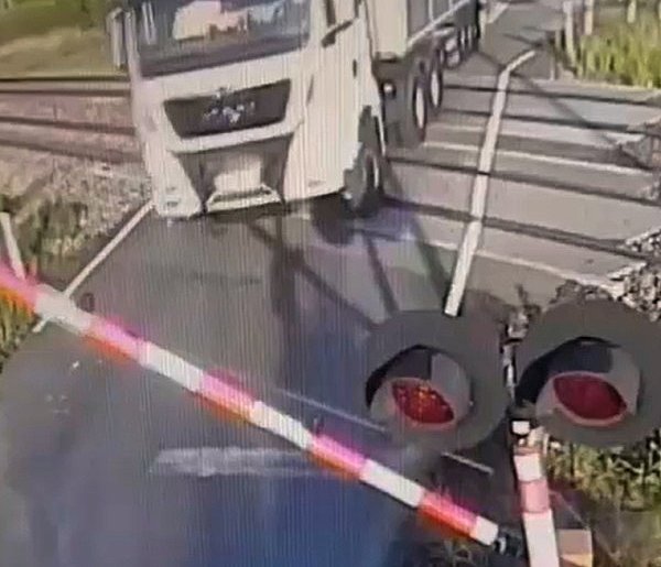 Na czerwonym wjechał ciężarówką na przejazd kolejowy-49262