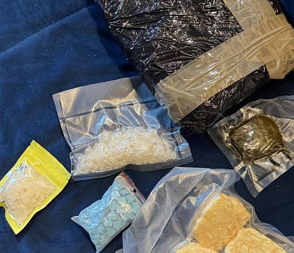 24-latek zatrzymany z ponad 3 kg narkotyków i 35 sadzonkami konopi-49370