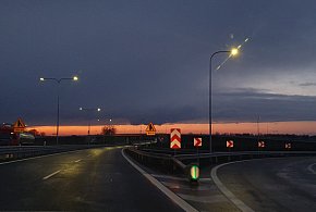 81-latek złapał gumę na obwodnicy. Jak to się skończyło?-49547