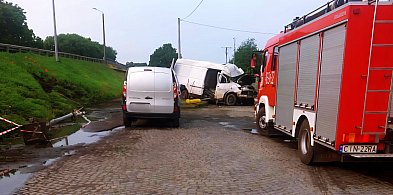 Groźna kraksa w Mątwach. Dostawczak spadł z nasypu-49549