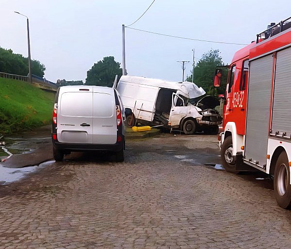 Groźna kraksa w Mątwach. Dostawczak spadł z nasypu-49549