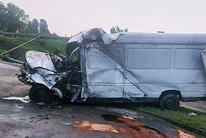 Dostawczy mercedes spadł z nasypu. Policja szuka świadków-49669