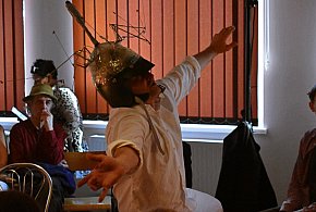 „Ziemia jest płaska, Dzbanie” – niezwykły spektakl Teatru 3.5 w Murzynnie-49752
