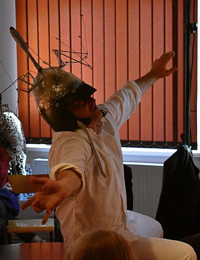„Ziemia jest płaska, Dzbanie” – niezwykły spektakl Teatru 3.5 w Murzynnie-49752