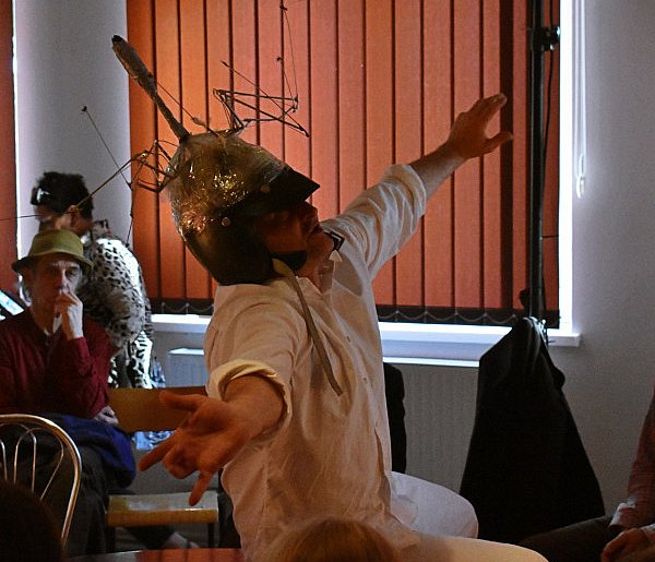 „Ziemia jest płaska, Dzbanie” – niezwykły spektakl Teatru 3.5 w Murzynnie-49752