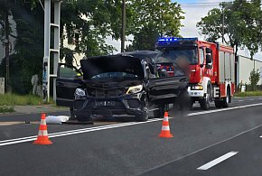 Kolizja osobówki z autobusem miejskim. jedna osoba poszkodowana-50110
