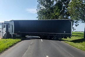 Chciał tylko zawrócić… Zablokował całą drogę wojewódzką!-50152
