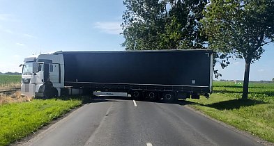 Chciał tylko zawrócić… Zablokował całą drogę wojewódzką!-50152