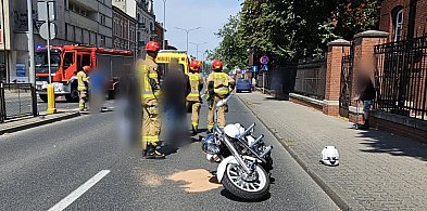 Groźna kraksa na Dworcowej. Motocykl zderzył się z osobówką-50256