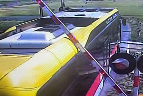 Autobus utknął na przejeździe. Nadjeżdżał pociąg towarowy-50322