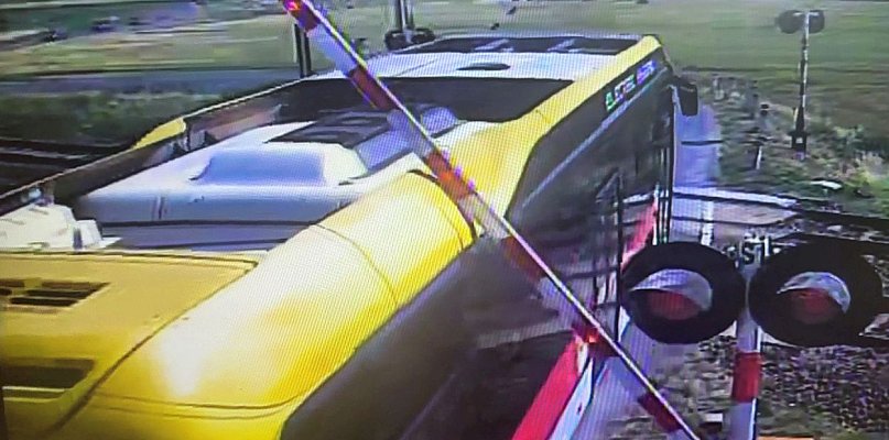 Autobus utknął na przejeździe. Nadjeżdżał pociąg towarowy - 50322