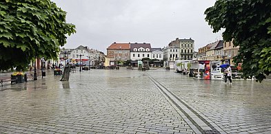 rolKI24.INFO: Deszczowy poranek na inowrocławskim Rynku-50350