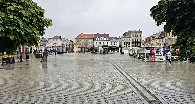 rolKI24.INFO: Deszczowy poranek na inowrocławskim Rynku-50350