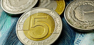 Setki tysięcy Polaków otrzymały nowe świadczenie. Co z resztą?-50404